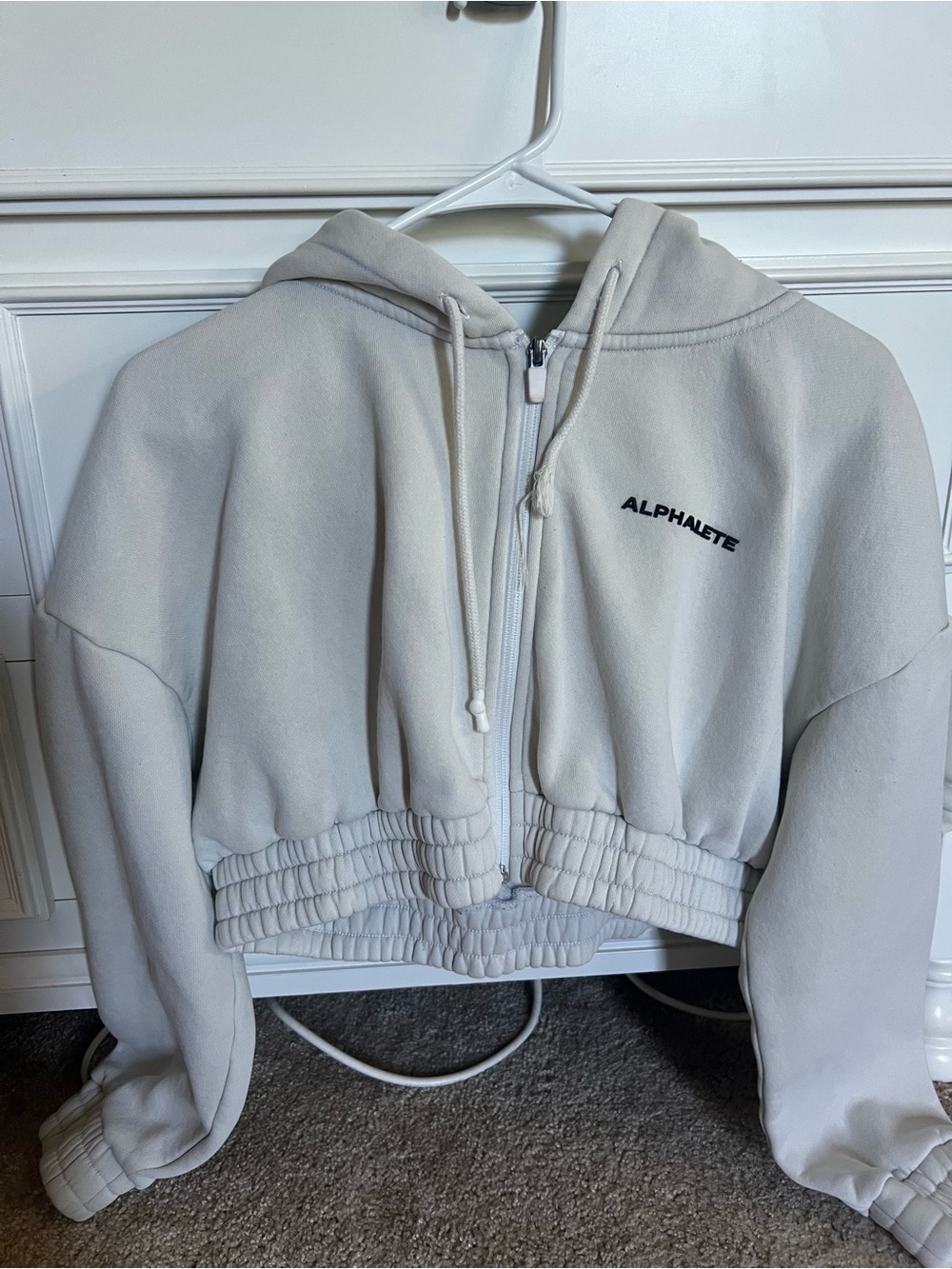 Alphalete Off-White Cropped Hoodie with Contrast Tag